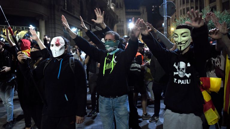 Des manifestants masqués pro-indépendance ont pris part à une confrontation avec la police samedi soir