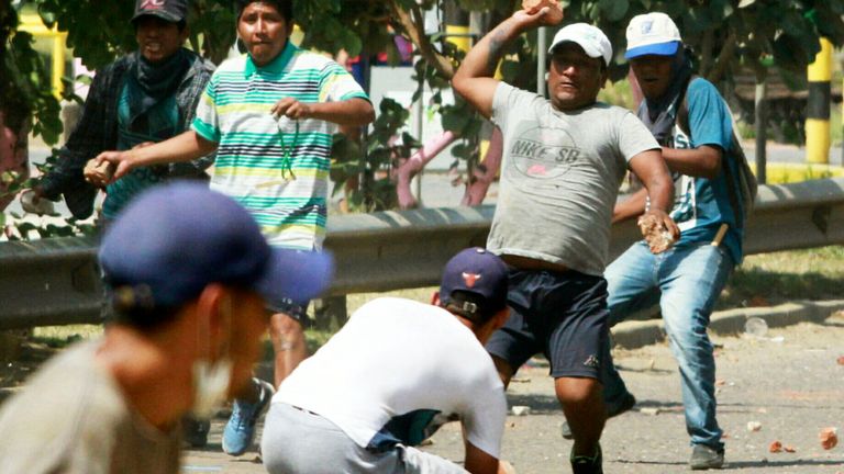 Les partisans du candidat de l'opposition bolivienne Carlos Mesa et du président Evo Morales s'affrontent lors d'une manifestation contre les résultats d'un scrutin à Santa Cruz, en Bolivie, le 23 octobre 2019