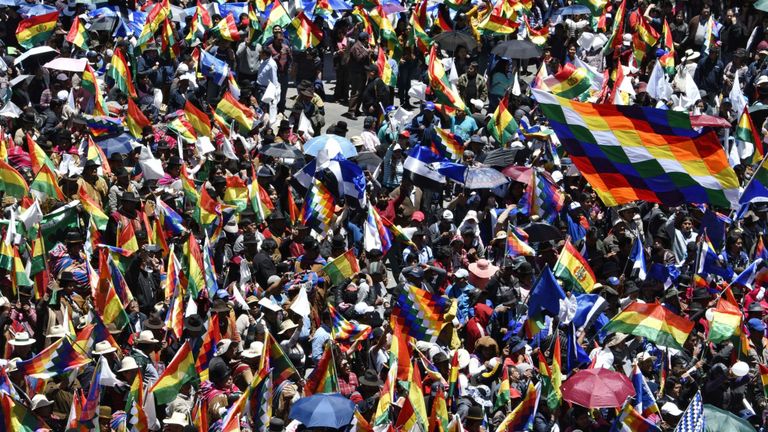 Les partisans du président bolivien Evo Morales manifestent sur la place San Francisco de La Paz le 23 octobre 2019, alors que l'opposition conteste les résultats annoncés lundi par le tribunal électoral, qui laissaient présager d'une victoire totale de Morales au premier tour de l'élection présidentielle le weekend