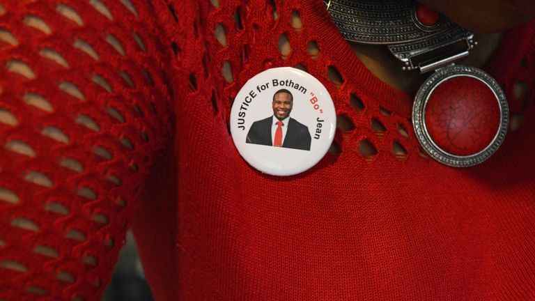 La mère de Botham Jean portait une épinglette avec son image tout au long du procès