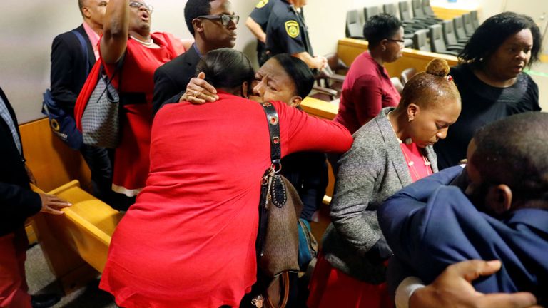 La famille de Botham Jean étreint et hue après qu'Amber Guyger ait été déclarée coupable de meurtre - mais sa peine de 10 ans de prison a provoqué des railleries