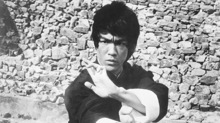 Le directeur a maintenu ses commentaires décrivant Bruce Lee comme 