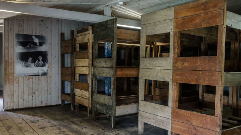 Des dizaines de milliers de personnes, principalement des Juifs, sont mortes au camp au cours de ses six années d'existence.
