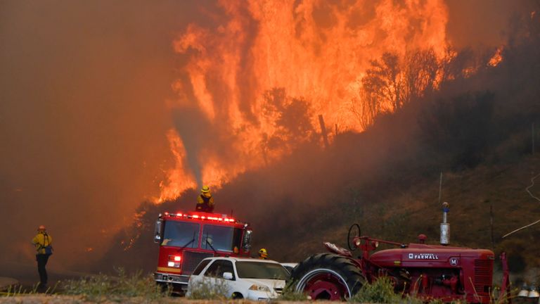 Les pompiers luttent également contre l'incendie dans les collines au nord de Los Angeles