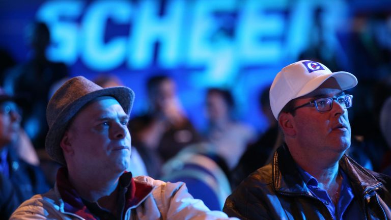 Les partisans du chef conservateur Andrew Scheer réagissent aux derniers résultats lors d'un rassemblement nocturne à Regina, en Saskatchewan, le 21 octobre 2019.