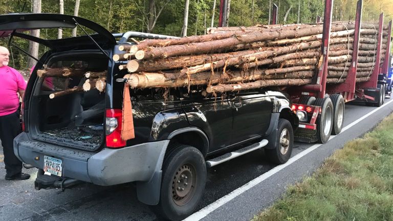 Les journaux ont réussi à atteindre la fenêtre arrière de la voiture. Pic: incendie du comté de Whitfield