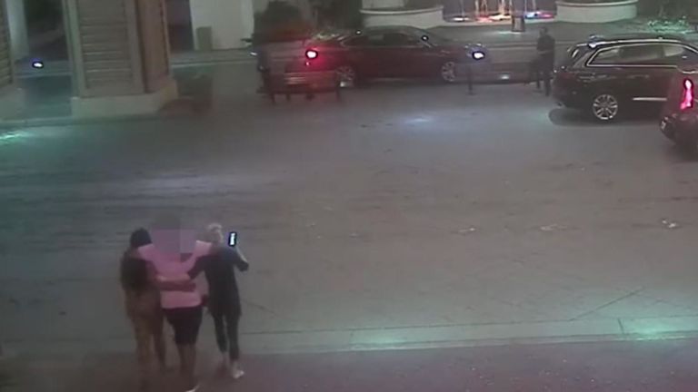 CCTV montre deux femmes qui conduisent le suspect à une voiture en attente