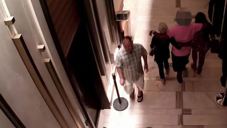 On peut voir les suspects sortir du casino en train de promener l'homme vêtu d'une chemise rose
