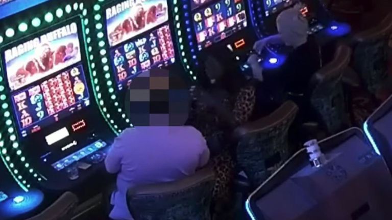 Une caméra de sécurité montre la femme aux cheveux blonds qui semble mettre quelque chose dans la boisson de l'homme