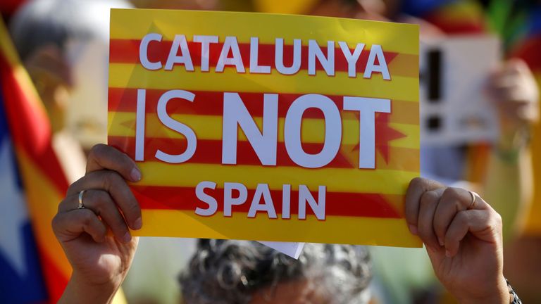 En juillet, des manifestants indépendantistes ont appelé le Parlement européen à inclure trois eurodéputés élus catalans, dont Carles Puigdemont et Oriol Junqueras.