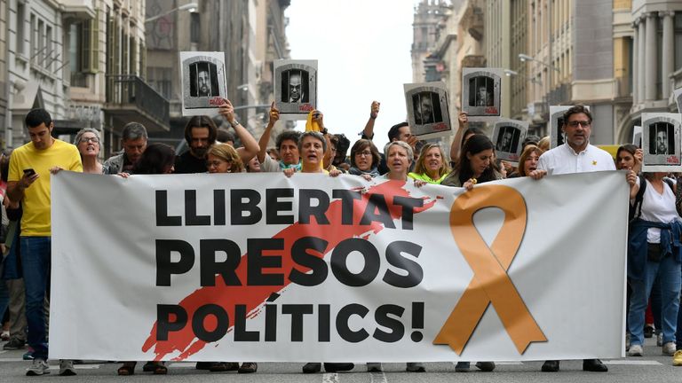 Les partisans de l'indépendance à Barcelone portent une bannière 