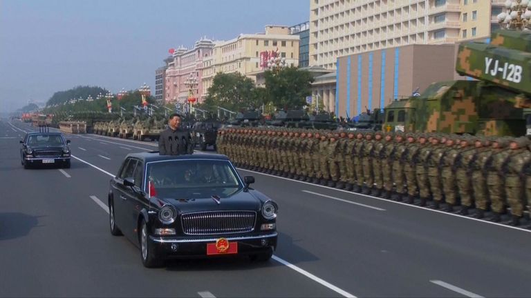 Le président est monté dans une limousine à toit ouvert dans les rues
