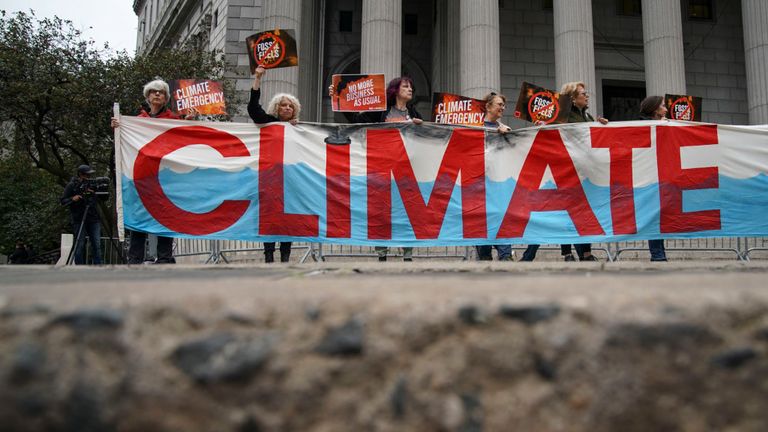 Les manifestants du changement climatique devant le palais de justice