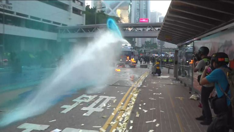La police anti-émeute a lancé des gaz lacrymogènes et des canons à eau mardi dans le but de disperser des manifestants pro-démocrates dans plusieurs districts de Hong Kong, au cours de rassemblements multiples défiant le Parti communiste chinois (PCC) alors qu'il célèbre son 70e anniversaire de règne.