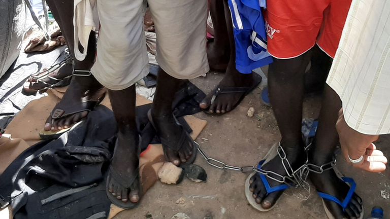 Des personnes aux jambes enchaînées sont photographiées après avoir été sauvées par la police à Sabon Garin, à Daura