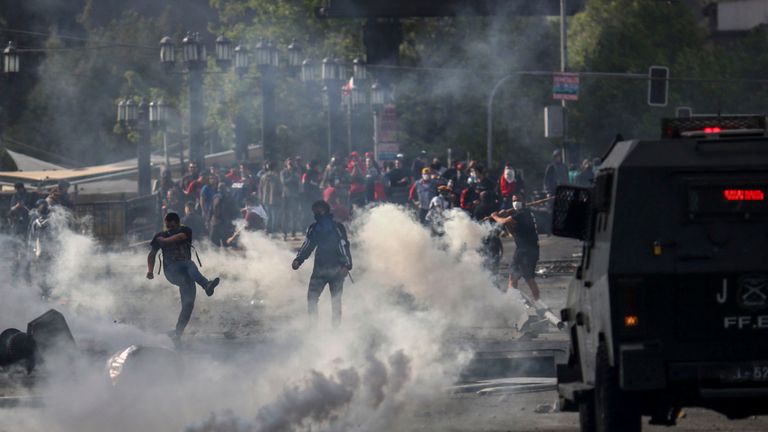 Des manifestants affrontent des soldats à Santiago du Chili
