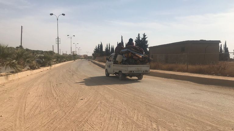 Une famille est vue en train de laisser Derbasya dans un camion