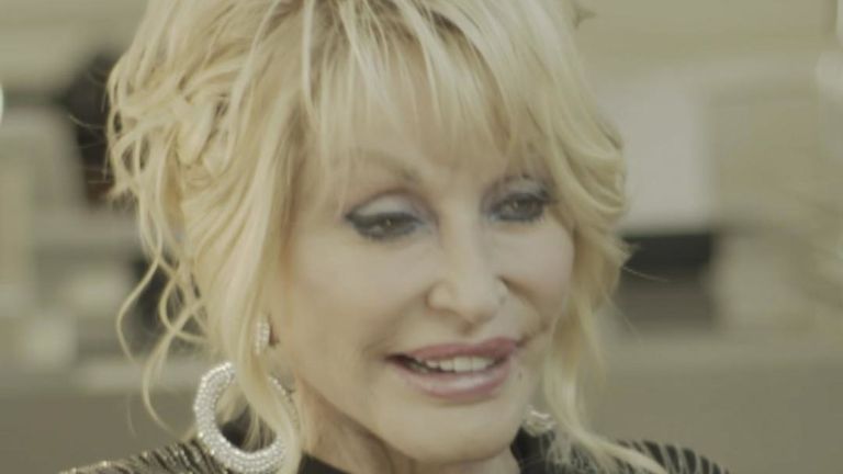 Dolly Parton a déclaré aimer travailler dans le monde des hommes. dans les années soixante. 