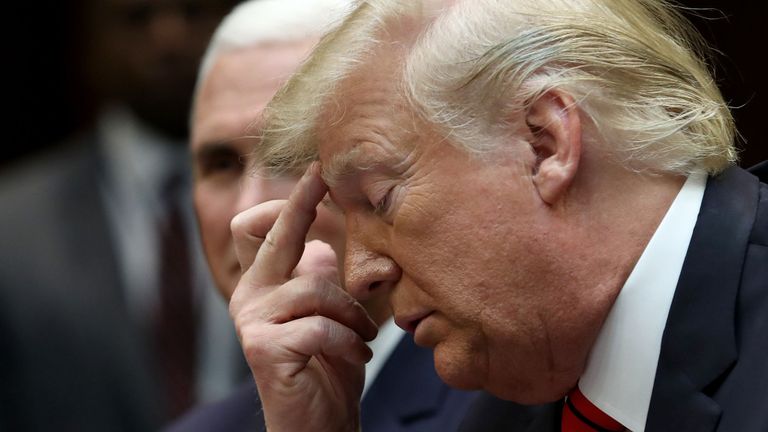 Le président américain Donald Trump (à droite) et le vice-président Mike Pence écoutent lors d'une conférence téléphonique avec la Station spatiale internationale le 18 octobre 2019 à Washington, DC. Trump s'est entretenu avec Jessica Meir et Christina Koch, astronautes de la NASA, et les deux femmes sont devenues les premières femmes à effectuer une promenade spatiale exclusivement féminine à l'extérieur de la station spatiale.