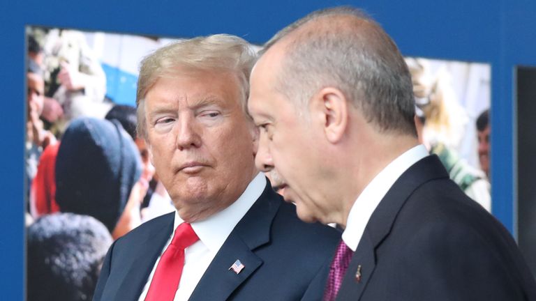 Le président des États-Unis, Donald Trump (à gauche), s'entretient avec le président des Turcs, Recep Tayyip Erdogan (à droite) à leur arrivée au sommet de l'OTAN (Organisation du Traité de l'Atlantique Nord), au siège de l'OTAN à Bruxelles, le 11 juillet 2018. (Photo de Tatyana ZENKOVICH / POOL / AFP) (Le crédit photo doit correspondre à TATYANA ZENKOVICH / AFP / Getty Images)