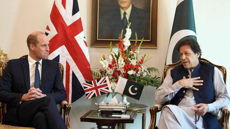 Le duc de Cambridge accompagné de son épouse Catherine, la duchesse de Cambridge, rend visite au Premier ministre du Pakistan, Imran Khan, au centre d'Islamabad, au Pakistan, le deuxième jour de leur voyage tour de cinq jours du pays