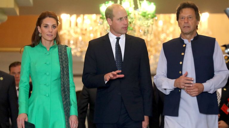 Catherine, la duchesse de Cambridge et le prince William, duc de Cambridge, quittent le pays après avoir rencontré le Premier ministre pakistanais, Imran Khan, dans sa résidence officielle le 15 octobre 2019