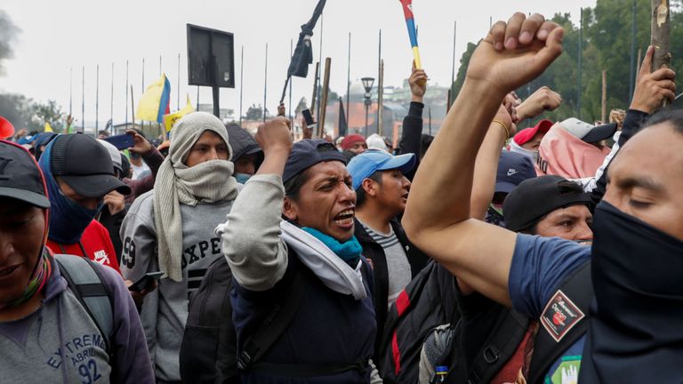 Des manifestants devant l’Assemblée nationale de l’Équateur, pris d'assaut lundi 