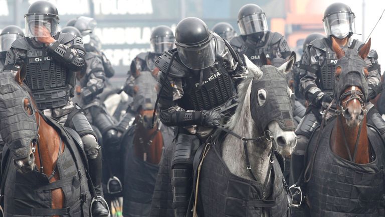 La police anti-émeute à cheval a tenté d'étouffer les manifestations près de l'Assemblée nationale équatorienne