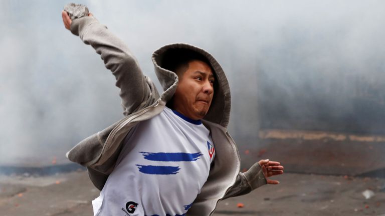 Des manifestants ont lancé des pierres lors de combats avec la police