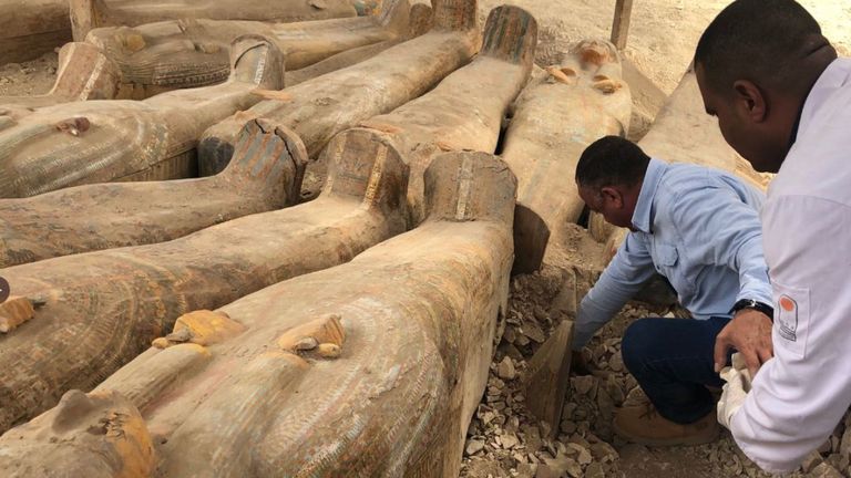 La découverte comprend, y compris des tombeaux datant du Moyen-Age, du Nouvel Empire et des dernières Périodes 