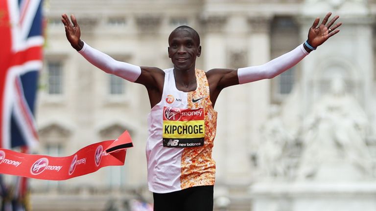 Eliud Kipchoge remportant le marathon masculin de Londres le mois dernier
