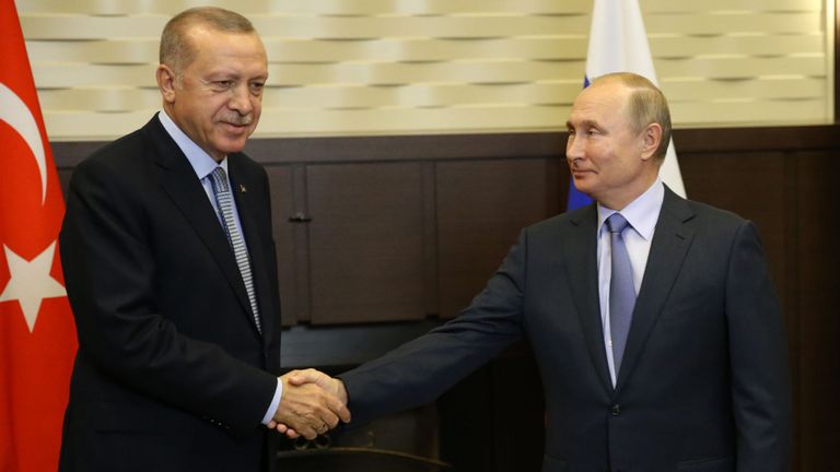 Le président turc Recep Tayyip Erdogan serre la main du dirigeant russe Vladimir Poutine à la fin de la réunion