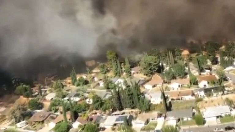 Une énorme fumée recouvre les zones résidentielles de Californie