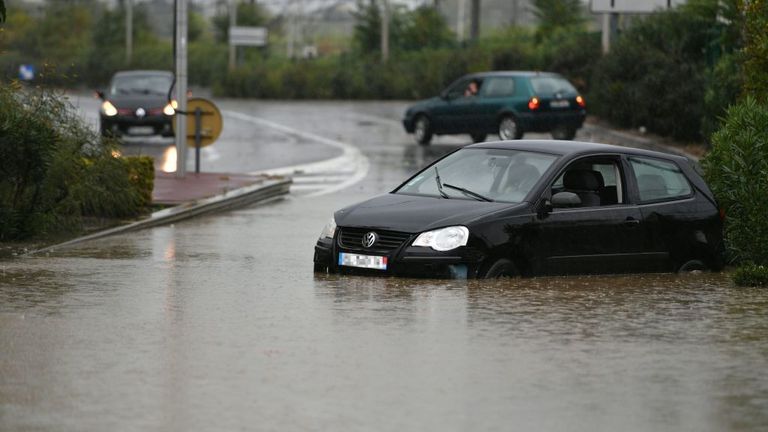 Les véhicules ont été bloqués par les inondations à Béziers