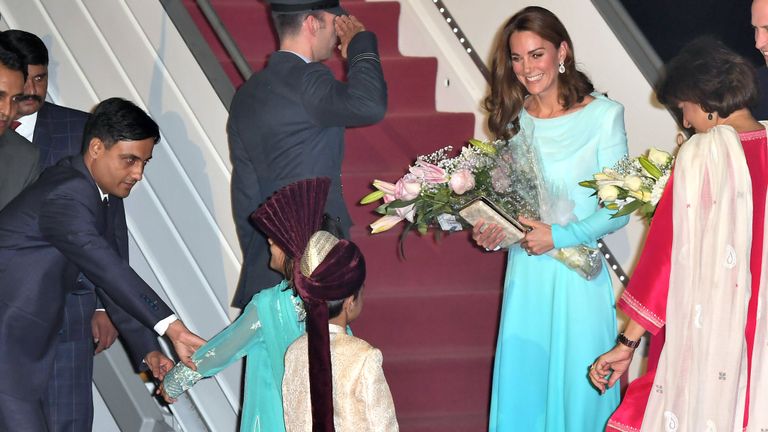 Les royals ont été accueillis avec des fleurs à leur arrivée