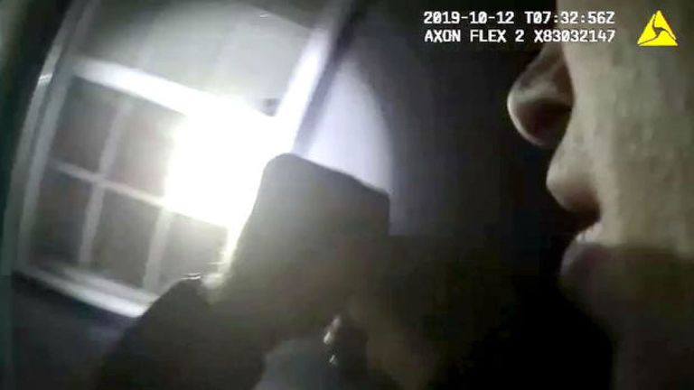 Les vidéos de la caméra de l'officier n'indiquent pas qu'il est identifié comme étant de la police.