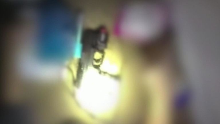 La police a publié des images d'une arme à feu trouvée dans la maison, mais on ignore s'il était près de Mme Jefferson.