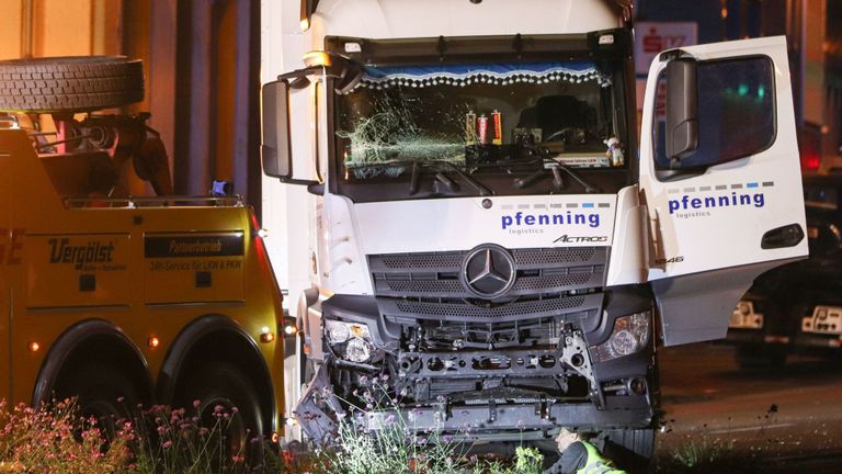 Des officiers de police et des pompiers observent un homme inspecter, le 8 octobre 2019, le camion qui a percuté plusieurs voitures le 7 octobre, dans le centre de la ville allemande de Limburg. - Le camion volé a pénétré dans plusieurs voitures, faisant plusieurs blessés, a annoncé la police le 8 octobre 2019, précisant que le conducteur avait été arrêté. La police a déclaré qu'il était trop tôt pour spéculer sur le motif de l'incident, qui a commencé lorsqu'un homme a saisi le camion. (Photo de Yann Schreiber / AFP) (Photo de YAN