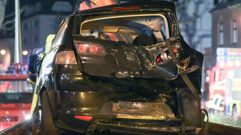 Des officiers de police et des pompiers observent un homme inspecter, le 8 octobre 2019, le camion qui a percuté plusieurs voitures le 7 octobre, dans le centre de la ville allemande de Limburg. - Le camion volé a pénétré dans plusieurs voitures, faisant plusieurs blessés, a annoncé la police le 8 octobre 2019, précisant que le conducteur avait été arrêté. La police a déclaré qu'il était trop tôt pour spéculer sur le motif de l'incident, qui a commencé lorsqu'un homme a saisi le camion. (Photo de Yann Schreiber / AFP) (Photo de YAN