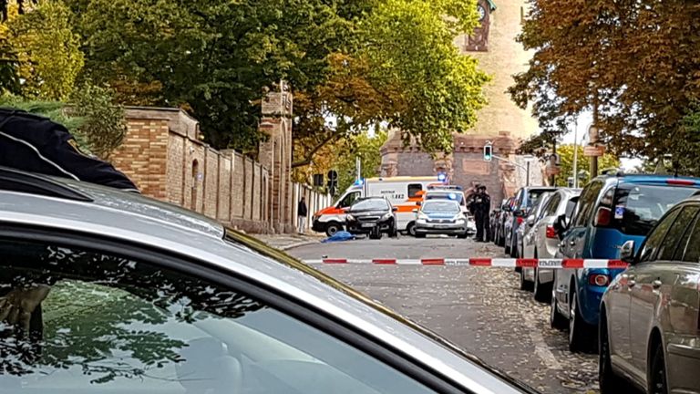 La police sécurise la zone après une fusillade à Halle, dans l'est de l'Allemagne