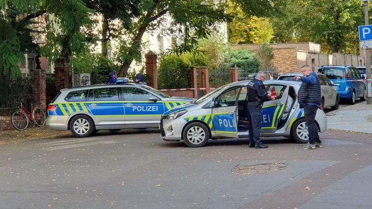 La police sécurise la zone après une fusillade à Halle, dans l'est de l'Allemagne 