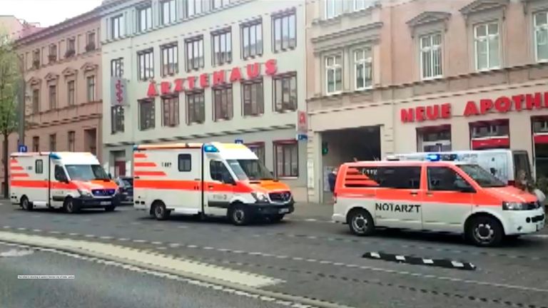 Les premiers intervenants se rendent sur les lieux après une fusillade fatale à Halle