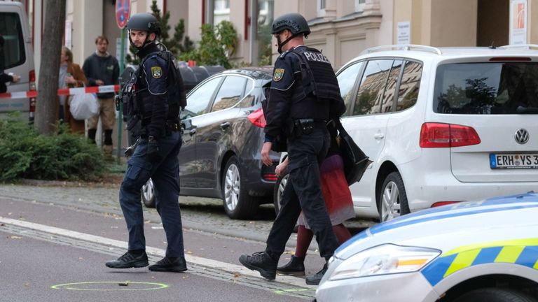 La police bloque la zone autour du lieu d'une fusillade à Halle an der Saale, dans l'est de l'Allemagne