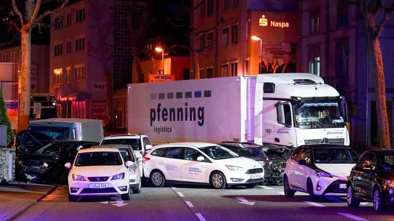 Un camion se tient à côté de voitures endommagées dans le Limbourg, en Allemagne