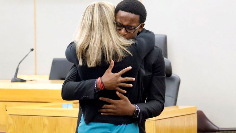 Le frère cadet de Botham Jean, Brandt Jean, serre l'ancien officier de police de Dallas, Amber Guyger. Tom Fox / Pool via REUTERS