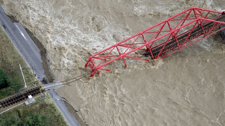 Un pont ferroviaire effondré est vu au-dessus de la rivière Chikuma gonflée par le typhon Hagibis à Ueda, dans le centre du Japon, le 13 octobre 2019. Photo: Kyodo