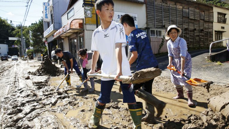 Des écoliers et des habitants enlèvent la boue après les inondations causées par le typhon Hagibis à Marumori, dans la préfecture de Miyagi, au Japon, le 13 octobre 2019. Photo: Kyodo