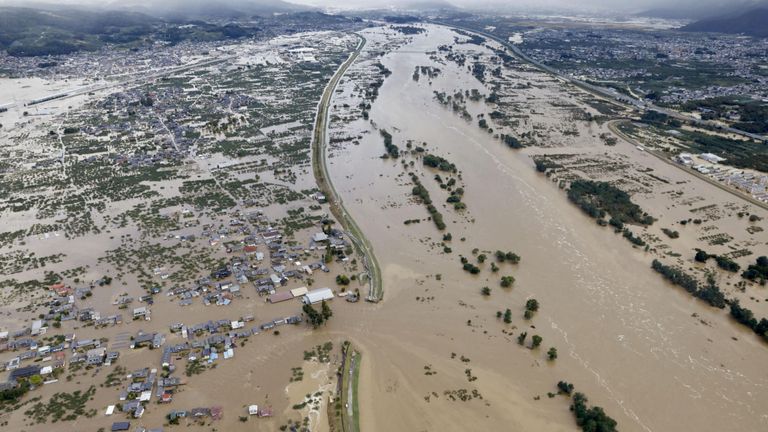 Une vue aérienne montre des zones résidentielles inondées par la rivière Chikuma après le typhon Hagibis à Nagano, au centre du Japon, le 13 octobre 2019. Photo: Kyodo