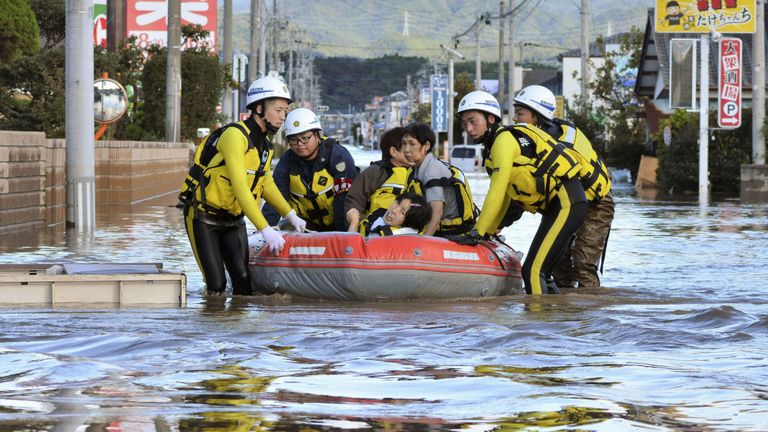Des habitants de la localité assis dans un bateau sauvés d'une zone résidentielle inondée après le typhon Hagibis à Iwaki, dans la préfecture de Fukushima, au Japon, le 13 octobre 2019. Photo: Kyodo