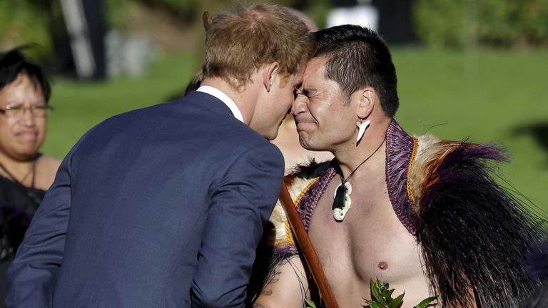 Le prince Harry reçoit un hongi (message d'accueil traditionnel maori) d'un guerrier maori